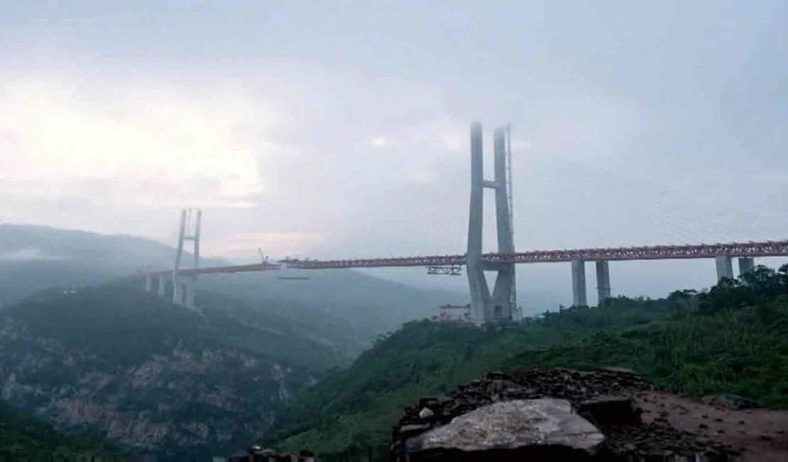 Ponte mais alta do mundo entra em operação na China