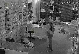 Vídeo. Criminosos invadem ótica no Centro de Arapiraca e furtam mercadorias dos estabelecimento