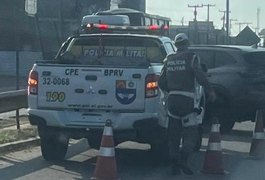 Motorista colide carro contra proteção metálica na AL-220 e abandona veículo na rodovia, em Arapiraca