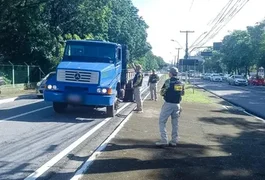 Operação Fluidez autua 23 veículos na Fernandes Lima por circulação irregular