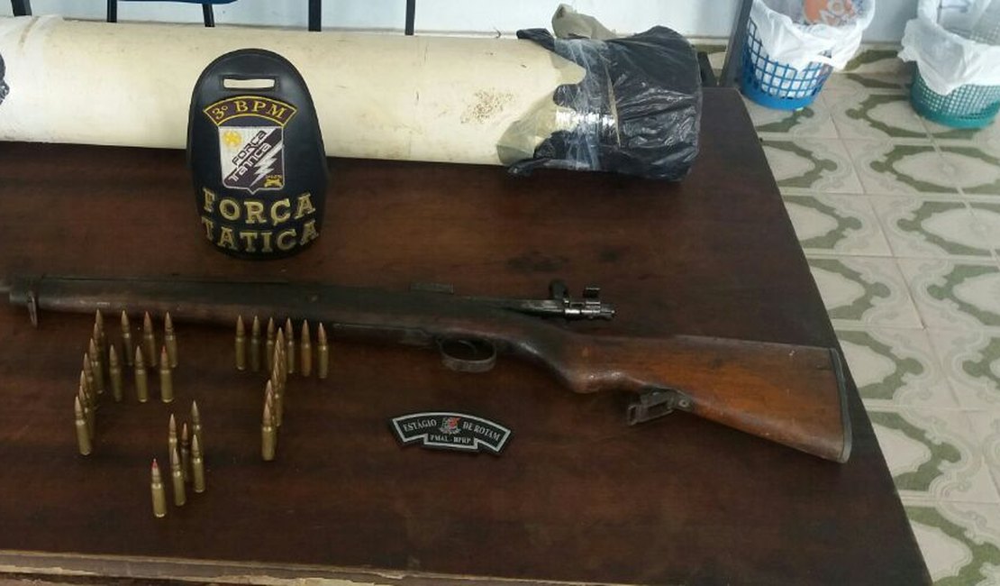 Vídeo. Polícia encontra fuzil, utilizado para roubo a banco, dentro de residência em Arapiraca