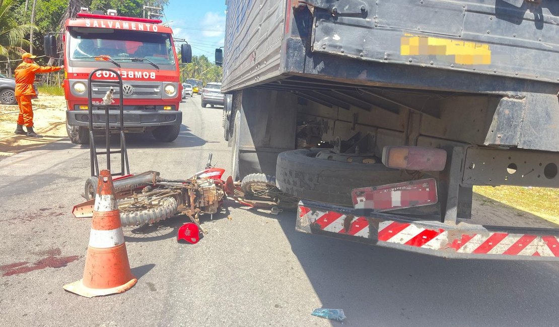 Acidente entre moto e caminhão deixa motociclista gravemente ferido em rodovia alagoana