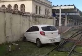 Motorista foge após carro invadir ﻿estação da CBTU, em Maceió