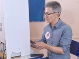 Candidato a presidência, Zema ironiza ação do MPE após entrar com celular na cabine de votação