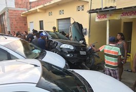 Mulher perde controle da direção, colide com três veículos e derruba fachada de loja em Marechal