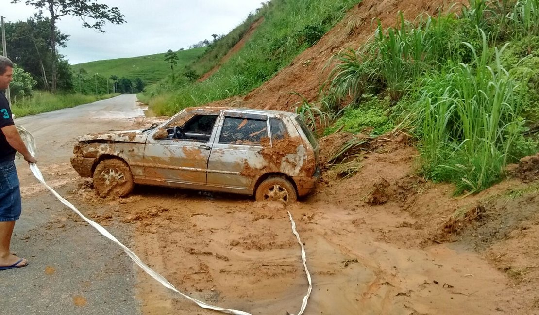 Vídeo: carro capota ao derrapar em lama na AL 210, em Viçosa