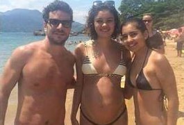 Sophie Charlotte e Daniel de Oliveira se divertem em praia do litoral paulista