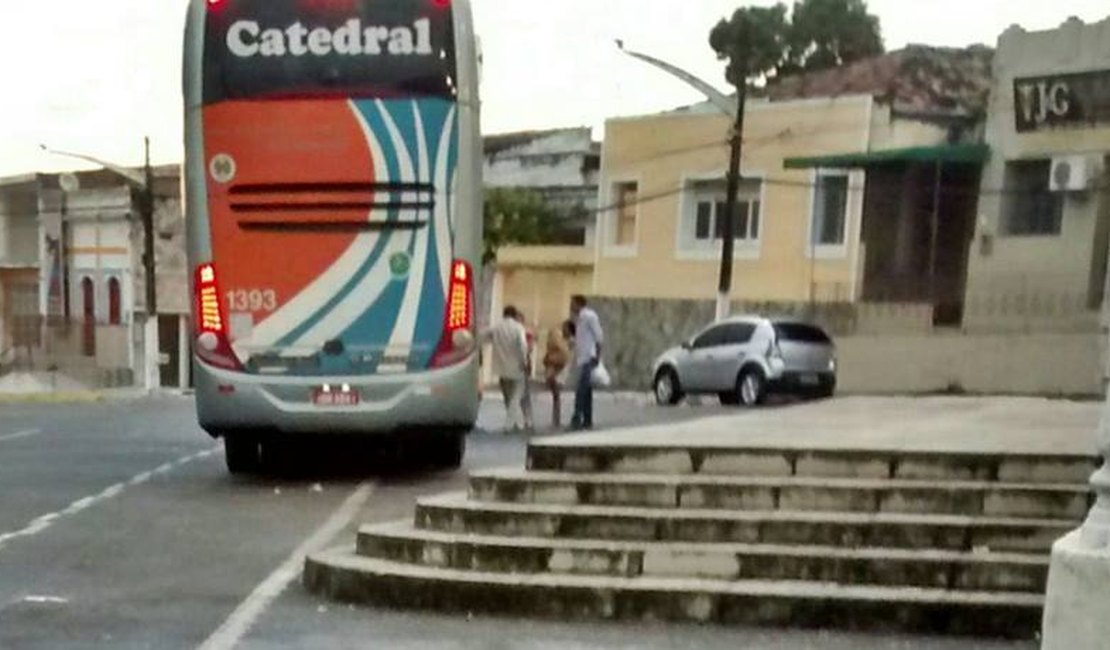 Criminosos invadem ônibus e roubam passageiros na BR-101, em São Miguel doa Campos