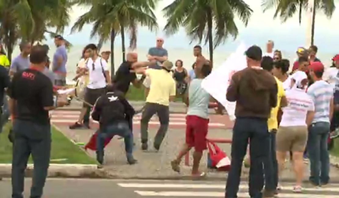 Vídeo. Ciclista é agredido ao xingar e atacar manifestantes