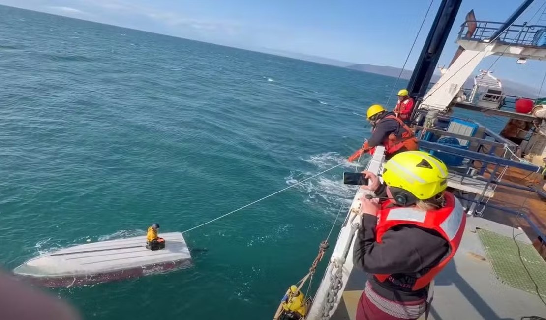Corpo do irmão ficou preso debaixo de barco virado sobre o qual adolescente resistiu por três dias sem água e comida