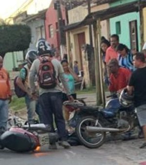 Duas pessoas ficam feridas após colisão frontal entre motocicletas, em Arapiraca
