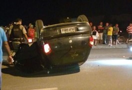 Jovem furta combustível de posto, foge e capota com veículo em Maceió