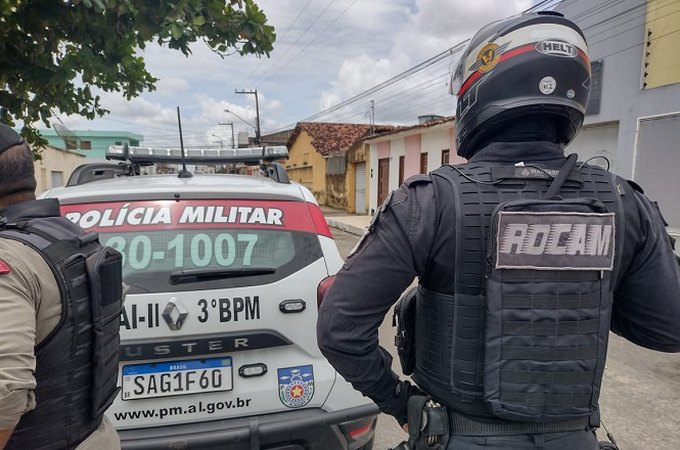 Simulacro de pistola é encontrado no bairro Planalto após indivíduos deixarem cair de moto, em Arapiraca