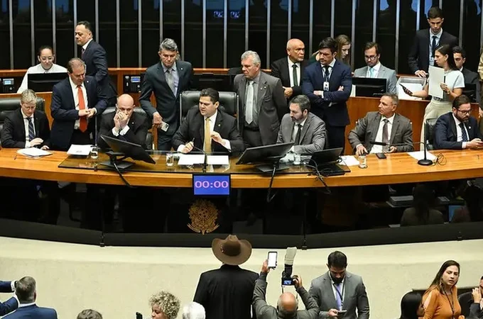 Congresso derruba veto de Lula à dosimetria e beneficia Bolsonaro