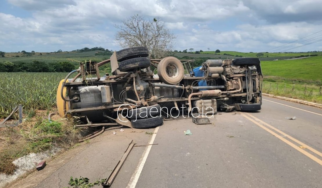 Motorista fica ferido ao tombar caminhão-pipa após perder controle da direção em Arapiraca