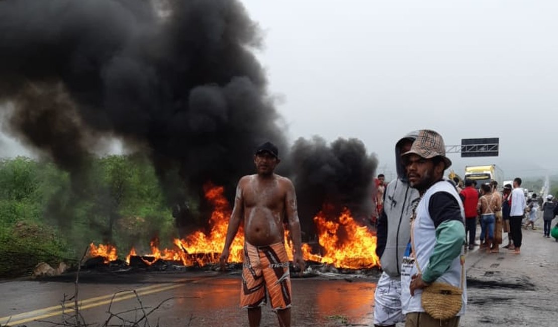 Grupo de indígenas fecha rodovia para pedir saída de coordenador da Funai em Delmiro