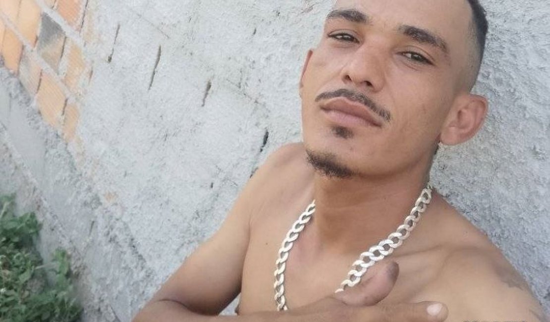 Jovem é assassinado com vários tiros enquanto chegava em casa de moto no Sertão de Alagoas