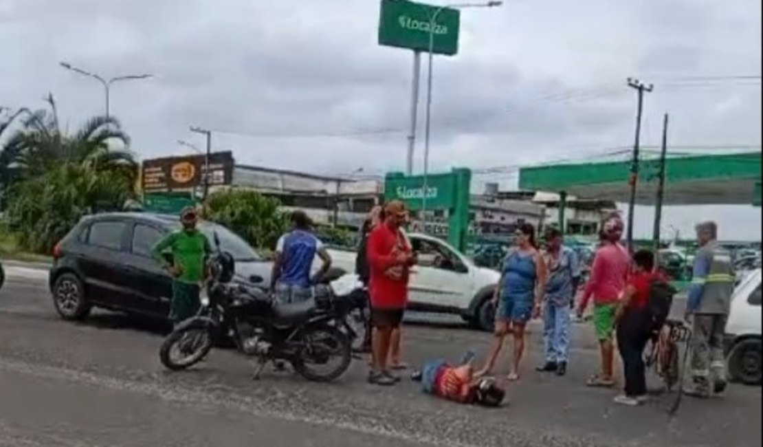 Mulher fica ferida após acidente de moto no Trevo do Divan, em Arapiraca