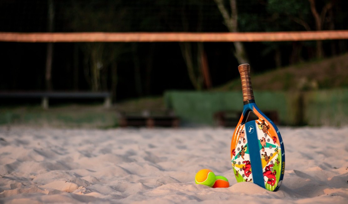 Jovem sente dor enquanto jogava beach tennis e recebe atendimento médico em Maceió