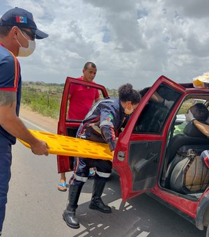 Homem fica ferido após capô de veículo abrir e atingir para-brisa de carro, em Arapiraca