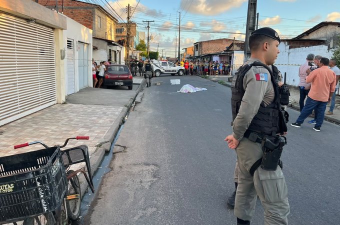 Homem de 31 anos é executado com vários tiros na porta de barbearia, em Maceió