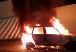 Homem é indiciado por atear fogo em carro perto da delegacia de Quebrangulo