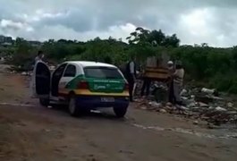 Vídeo. Fiscais da Prefeitura de Arapiraca flagram carroceiro descartando entulhos em via pública