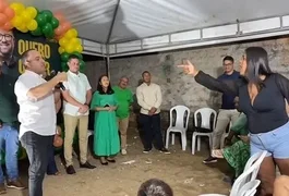 Mulher interrompe discurso de ex-prefeito de Roteiro afirmando que ele é responsável pela morte do pai dela