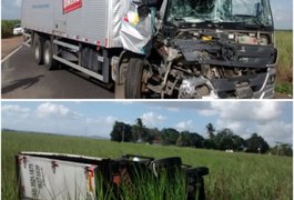 Acidente entre caminhões e carro deixa trânsito lento na AL 220