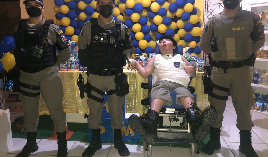 Ação Social: Militares participam de aniversário de jovem com deficiência que deseja ser PM