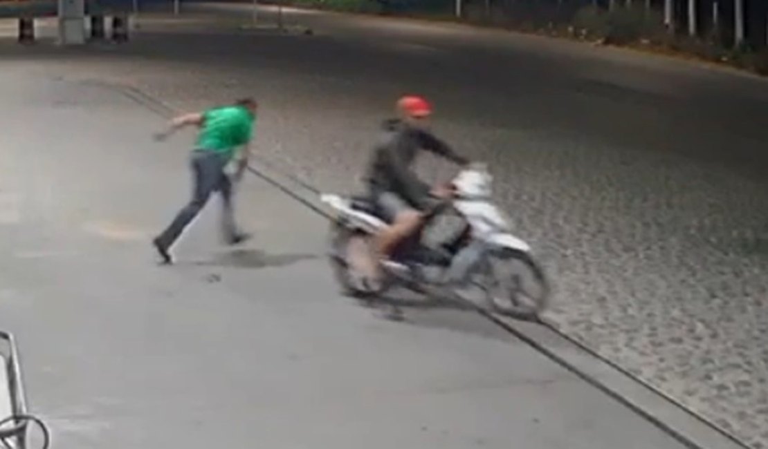 VÍDEO: Câmeras de posto de combustíveis mostram roubo e fuga de criminoso, em Arapiraca