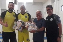 Jogadores do ASA dão exemplo de solidariedade e doam alimentos para instituição e funcionários do clube