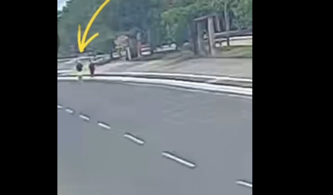 Vídeo. Câmeras registram momento em que mulher é levada para área de mata no Bosque das Arapiracas