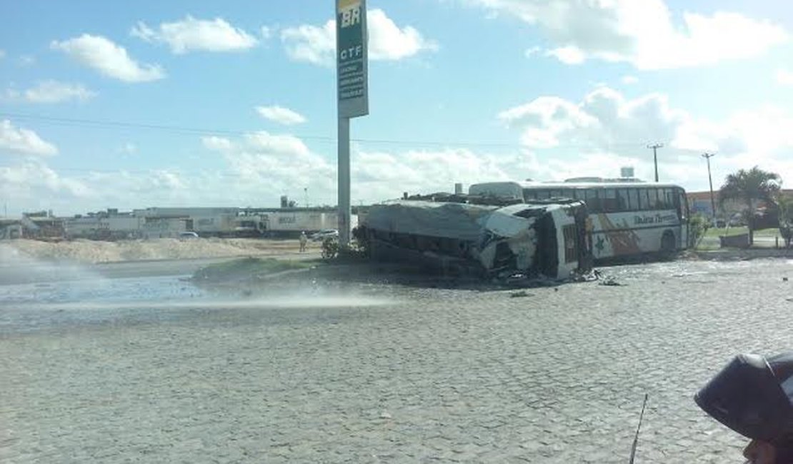 Caminhão tomba e derrama combustível na Rodovia AL-220 em Arapiraca