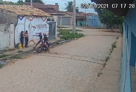 Vídeo. Criminosos assaltam jovem na frente de escola, em Arapiraca
