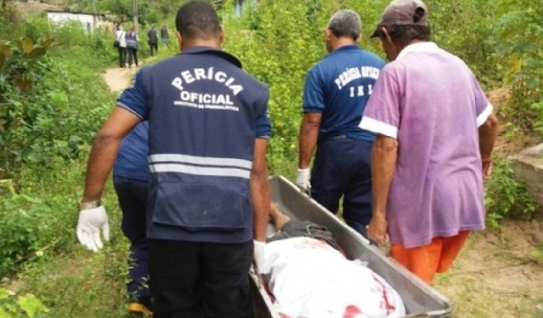 Homem é brutalmente assassinado com pauladas, facadas, pedradas e tiro