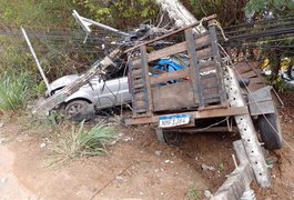 Casal fica ferido após carro colidir em poste na AL 101 Norte, em Maceió
