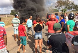 Vídeo: Marchantes e moradores bloqueiam entrada da Frigovale durante protesto em Arapiraca