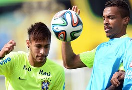 Felipão põe Paulinho no lugar de Luiz Gustavo entre os titulares