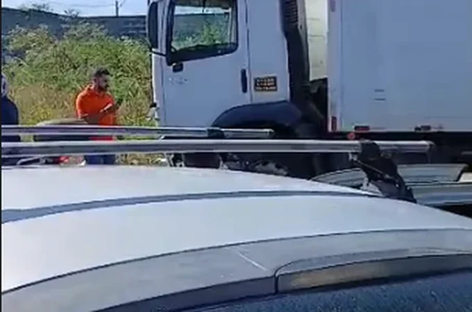 Homem fica ferido após colidir carro contra caminhão na Cidade Universitária, em Maceió