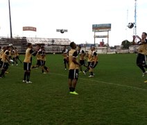 Em trabalho técnico, professor Jaelson intensifica no controle de bola