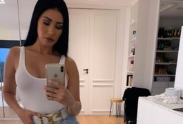 Simaria posta selfie de shortinho e cinto grifado de R$ 8 mil na web
