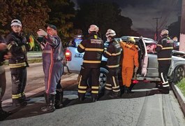 Três ficam feridos após caminhonete colidir em poste de bairro na capital