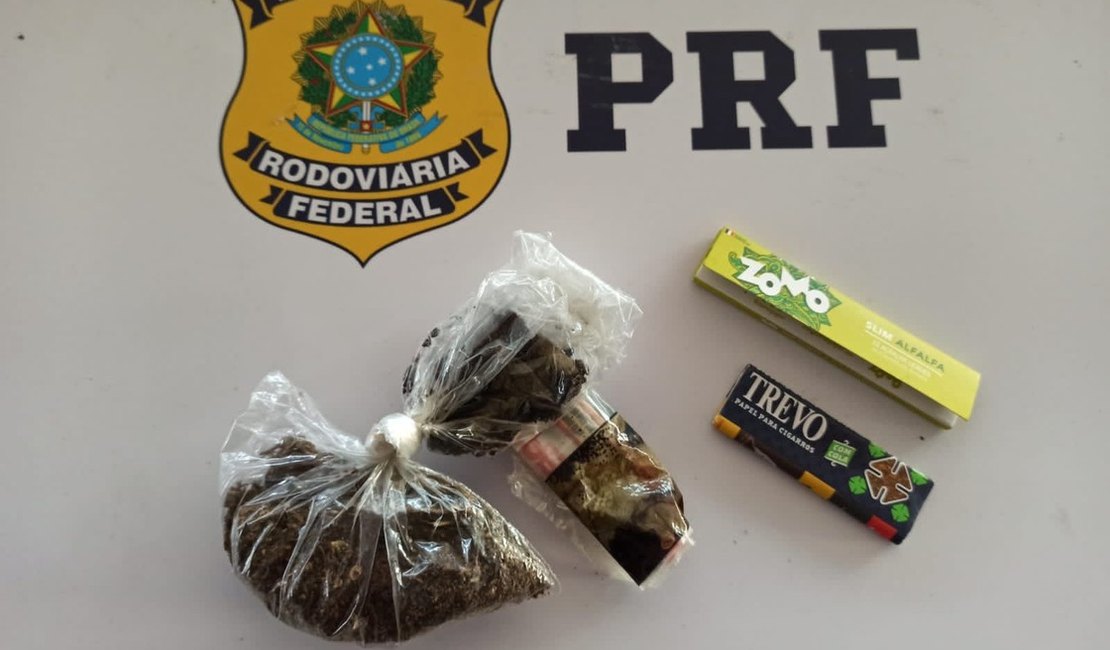 Ação da PRF apreende motorista por porte de drogas no interior de Alagoas