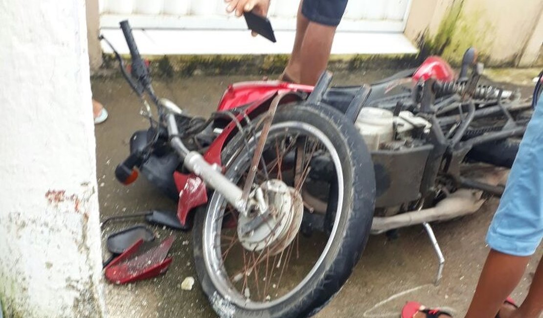 Motoqueiro colide moto em poste e fica ferido, em São Miguel dos Campos