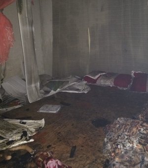 Casa fica destruída ao ser atingida por incêndio em Olho D'Água das Flores