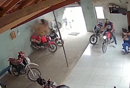 VÍDEO: Condutor em alta velocidade invade ponto de mototaxistas e chega a derrubar parte de parede em PE