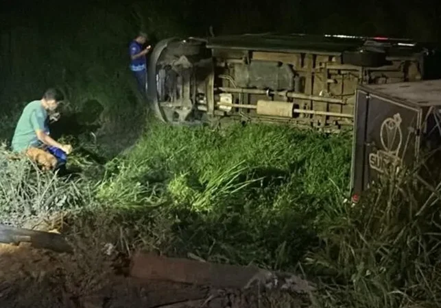 Van do Instituto Superar tomba em ribanceira e deixa feridos, na BR-316 em Atalaia