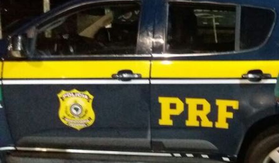 PRF recupera carro roubado minutos após assalto em Canapi, no Sertão de Alagoas