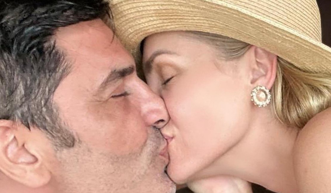 Ana Hickmann e Edu Guedes assumem namoro com beijão em foto nas redes sociais